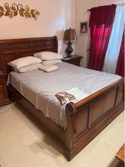 Brown oak bedroom set/ Juego de dormitorio de roble marrón