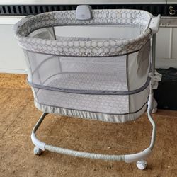 Integrity Adjustable Baby Crib Bassinet. Delivery Available