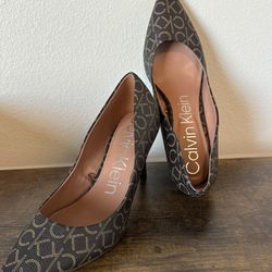 Calvin Klein Giana Pumps – Size 11 | Worn Twice | Elegant & Sleek