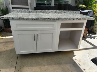 Kitchen cabinet with countertop