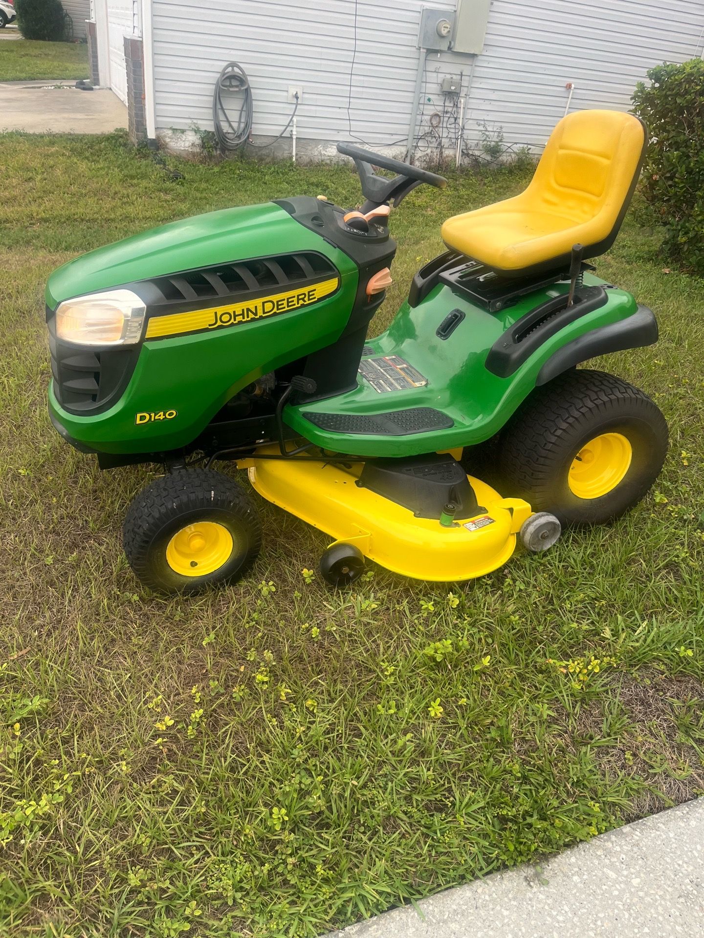 John Deer D140