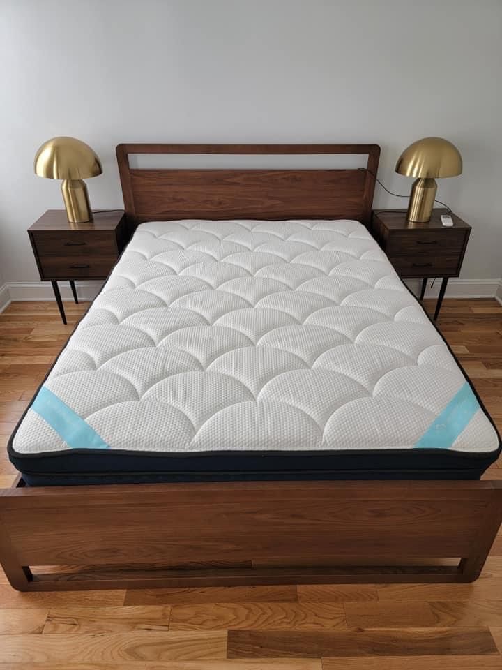 LIKE NEW - Queen - Dreamcloud premier hybrid memory foam mattress only