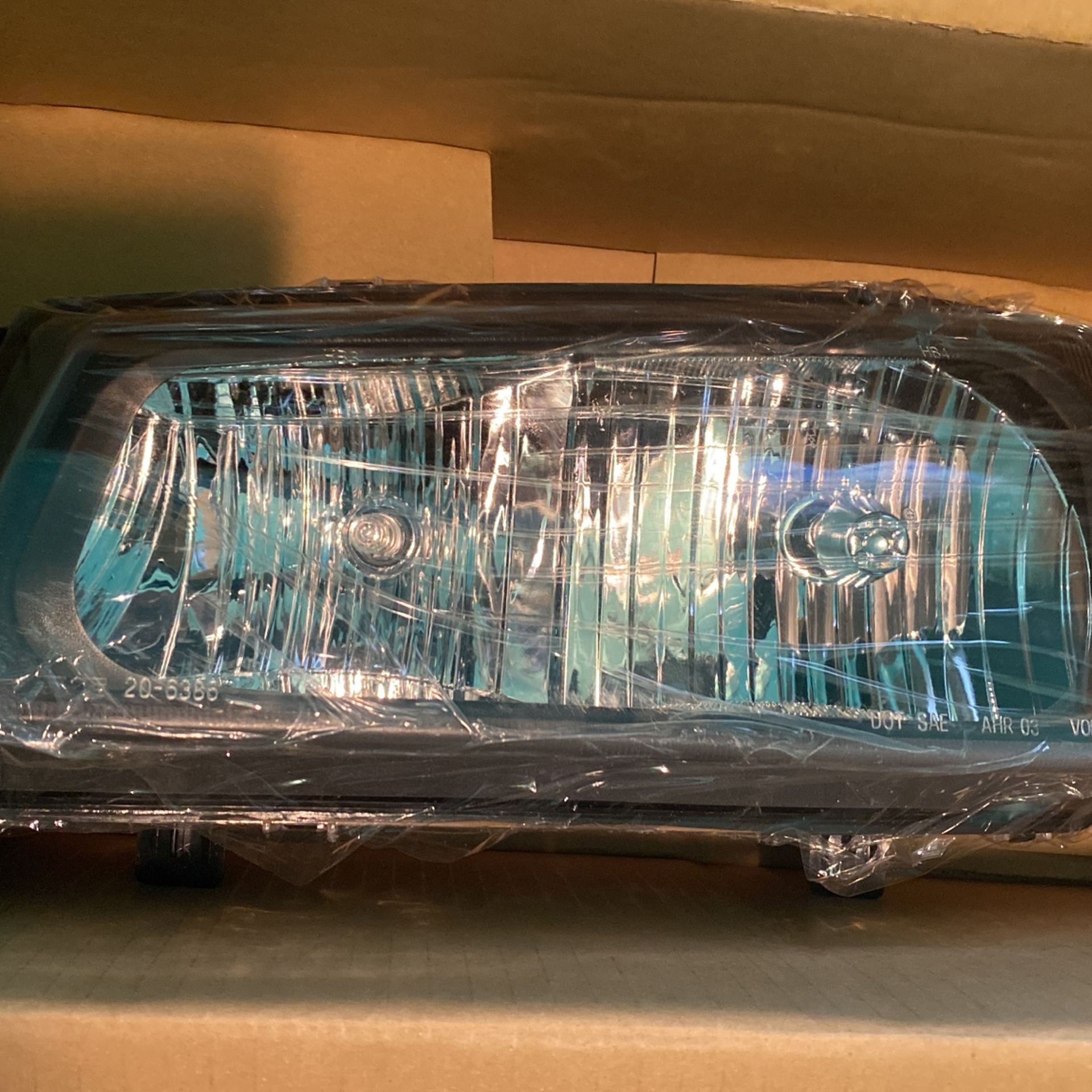 03-04 Silverado Left Headlight Assembly. 