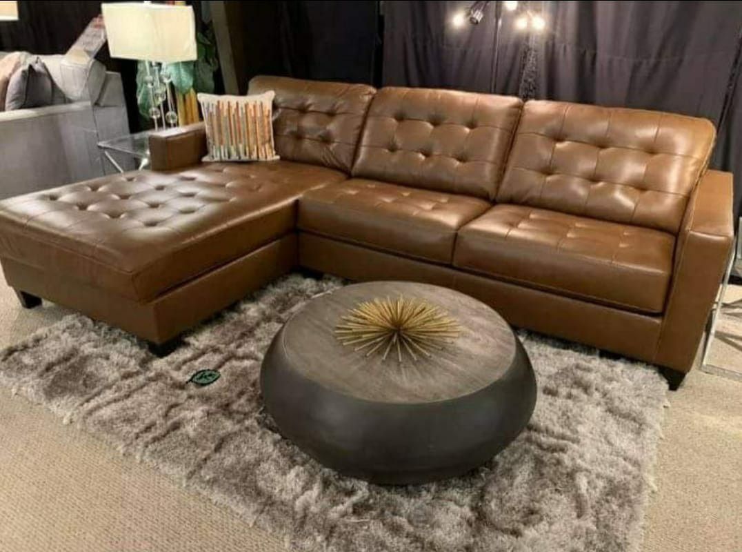 Baskove Auburn Leather RAF Sectional
(Sofa & couch, living room)