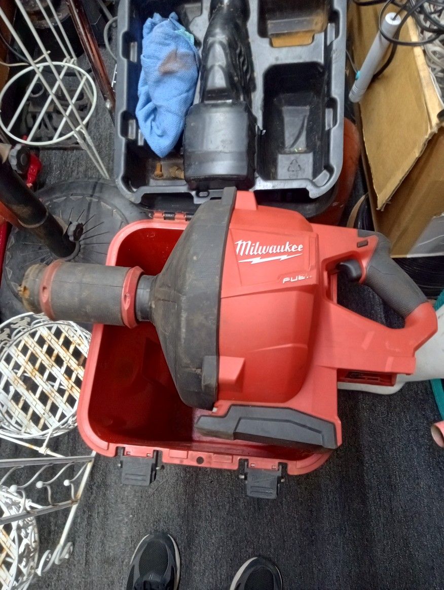 Milwaukee drain snake with cable Drive lock and feed system