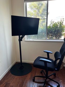 5 foot floor stand with 4K 32” LG Monitor