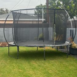 Large Round Trampoline with Safety Net - must disassemble and pickup
