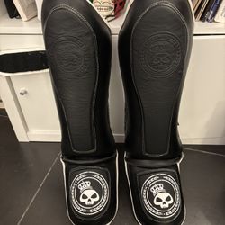 Superare Muay Thai / MMA Shin Guards – Size Large – Black/White