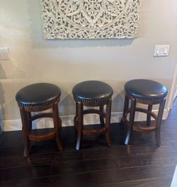 3 counter height barstools that swivel