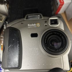 Vintage Kodak Digital Science DC220 Zoom camera 