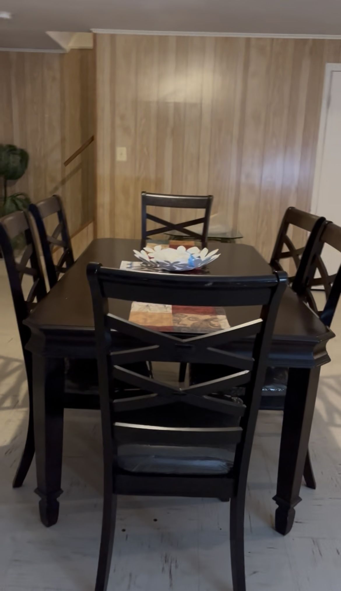 Dark brown dinner table with 6 Chairs