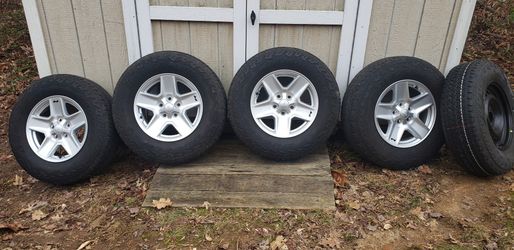 5 BRAND NEW Tires and OEM Rims from a 2020 Jeep Gladiator 