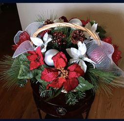 Beautiful homemade Christmas centerpiece. Hablo Español