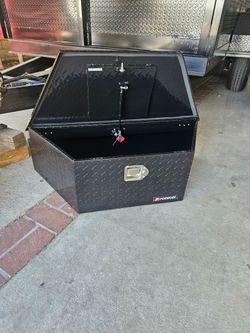 EACH FOR SALE NEW ALUMINUM TOOL BOX TONGHE INCLUDING 2 SET KEYS DIMENSIONS LARGE 39" FOR ANY QUESTION TEXT ME PLEASE HABLO ESPAÑOL THANk you