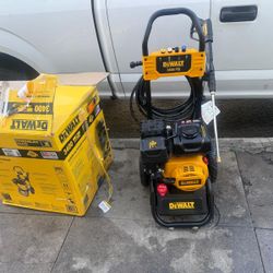 Dewalt 3400 PSI 2.5 GPM Gas Cold Water Pressure Washer with DeWalt 208cc Engine