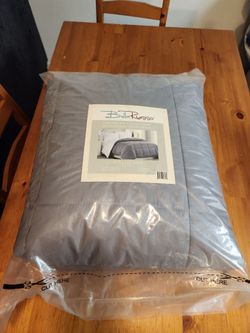 NEW Bella Russo Dreamer's Collection Reversible Comforter Gray/White Size Full/Queen (SE San Diego)