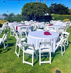 ROUND TABLES & CHAIRS