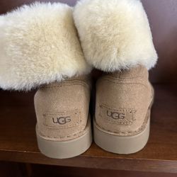 Woman's Uggs Size 6.5