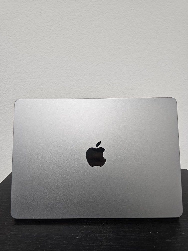 Like New Macbook Air 13.6" Retina Display M2 with 16GB Ram 256GB SSD Wifi 6 Camera Backlit Keyboard Latest OS