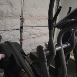  CE. 2.1 ELLIPTICAL TRAINER