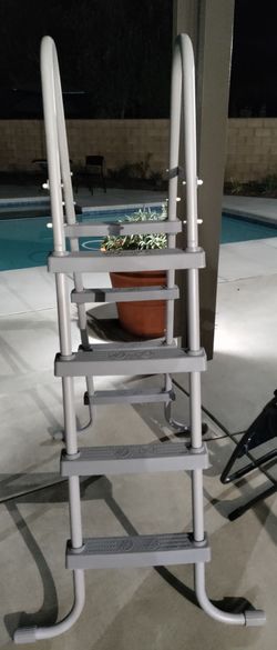 Pool ladder