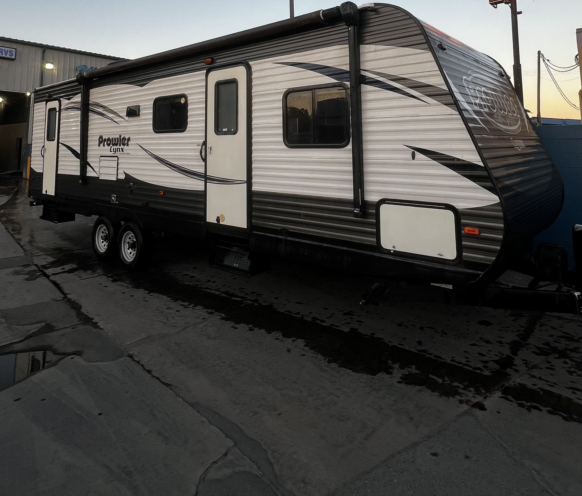 2016’ 29 Ft Prowler 1 slide out travel trailer