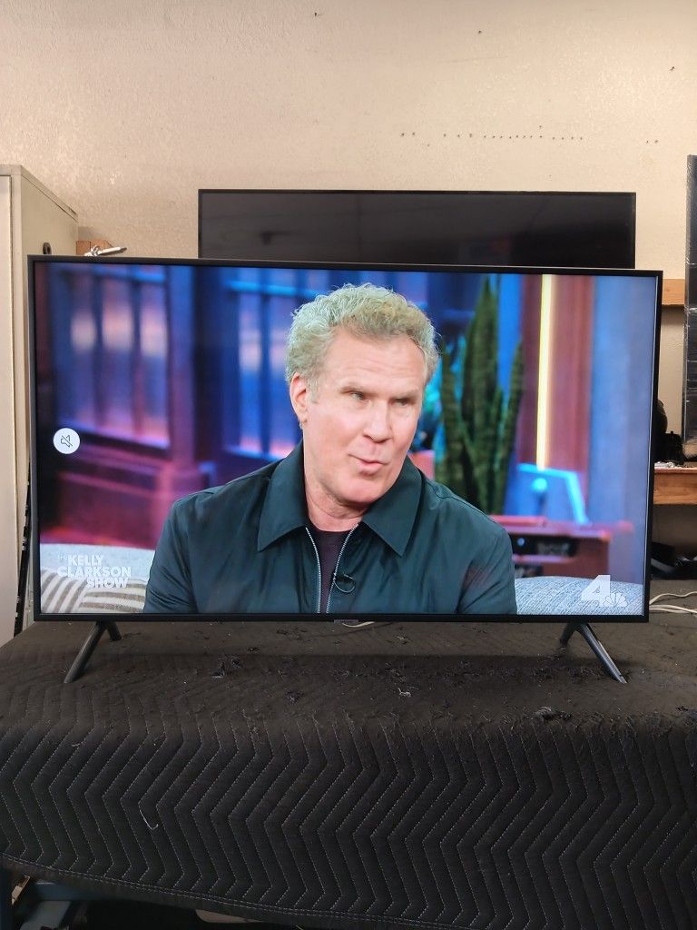 50 inch samsung 4k smart tv really nice tv comes with remote shows great quality clear picture works perfect guaranteed