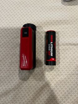 Milwaukee REDLITHIUM USB Charger and Portable Power Source Kit