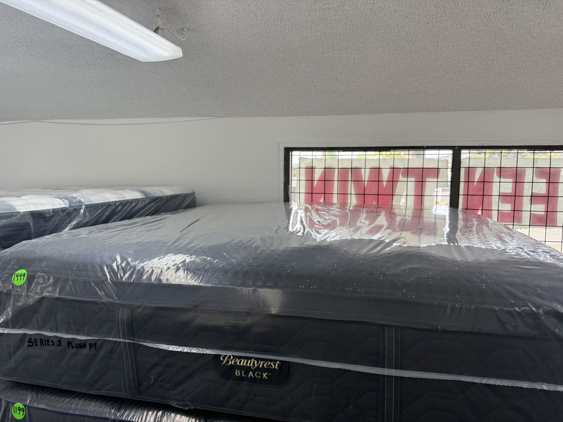 KING SIZE SIMMONS BEAUTYREST BLACK SERIES 3 (PLUSH) PILLOW TOP MATTRESS & BOX SPRINGS BED SET