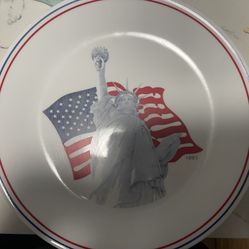 Corelle Statue of Liberty / Lady Liberty With American Flag 10 1/4" Plate 1991