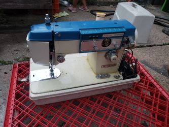 Vintage Dressmaker Zig Zag Deluxe Sewing Machine model 560 w/ Case & foot pedal