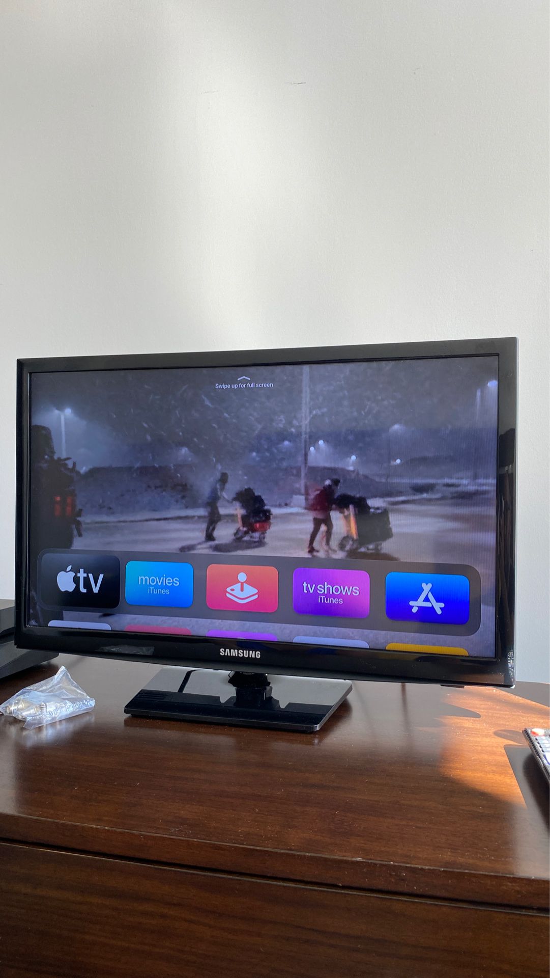 24” Smart TV w/remote