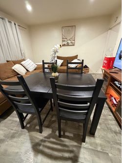 Dining room for sale 4 chairs like new