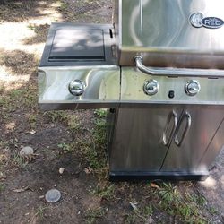 Char-Broil RED Propane BBQ Grill