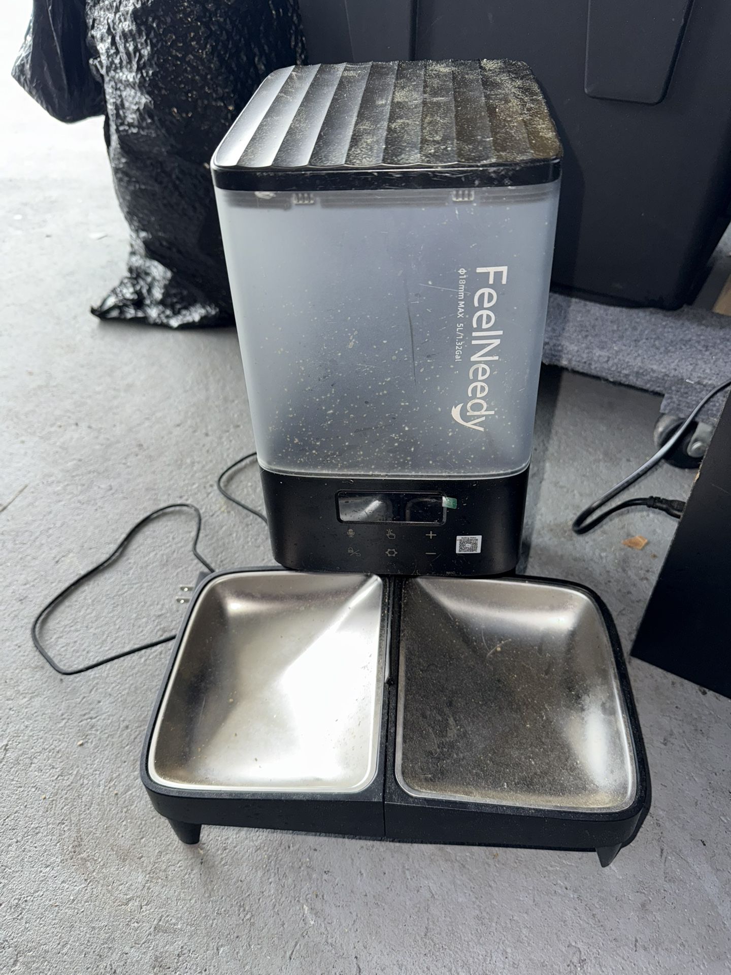 Cat food dispenser