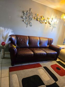 TENGO DISPONIBLE ESTE  SOFA SOLO GRANDE  DE PIEL EN BUENAS CONDICIONES