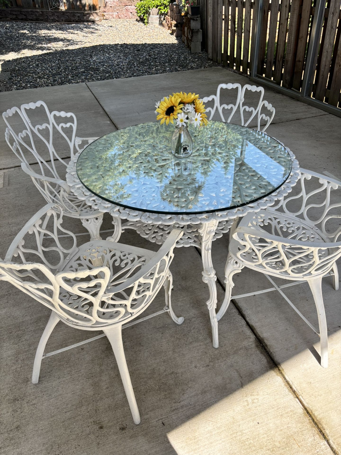 White Iron Table And Chairs