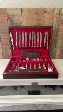 Vintage International Silver Co. Deep Silver Laurel Mist 70 Piece Serving Set In Wooden Box