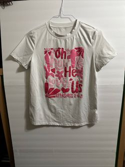 Women white graphic tee size small t shirt very soft and comfortable
