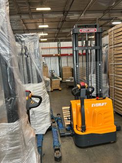 New NEW Fully electric forklift pallet stackers 