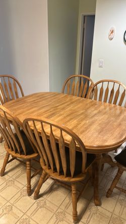 Solid Oak Dining Room Table with 6 chairs