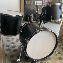 Black 4 Piece Drum Set.( Read description).