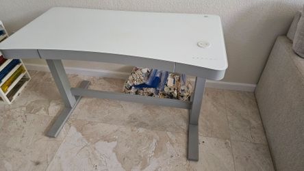 Glass top rising desk