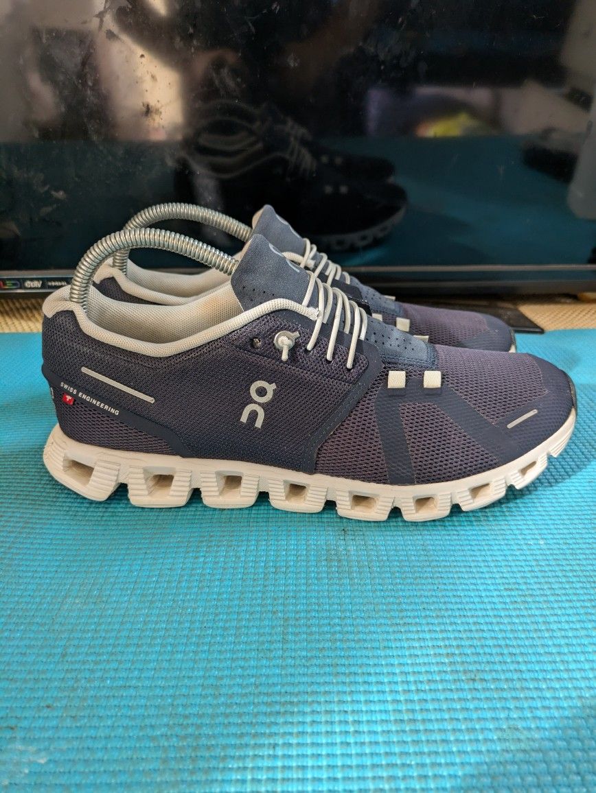 On Cloud 5 Swiss Engineering Men’s Running Gym Shoes Size Men’s 8.5 Navy