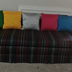 Sofa With 5 Cushions 