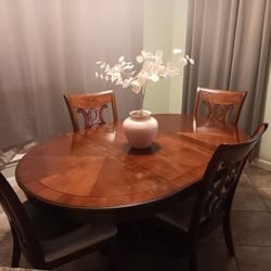 Dining Table Eith 4 Chairs