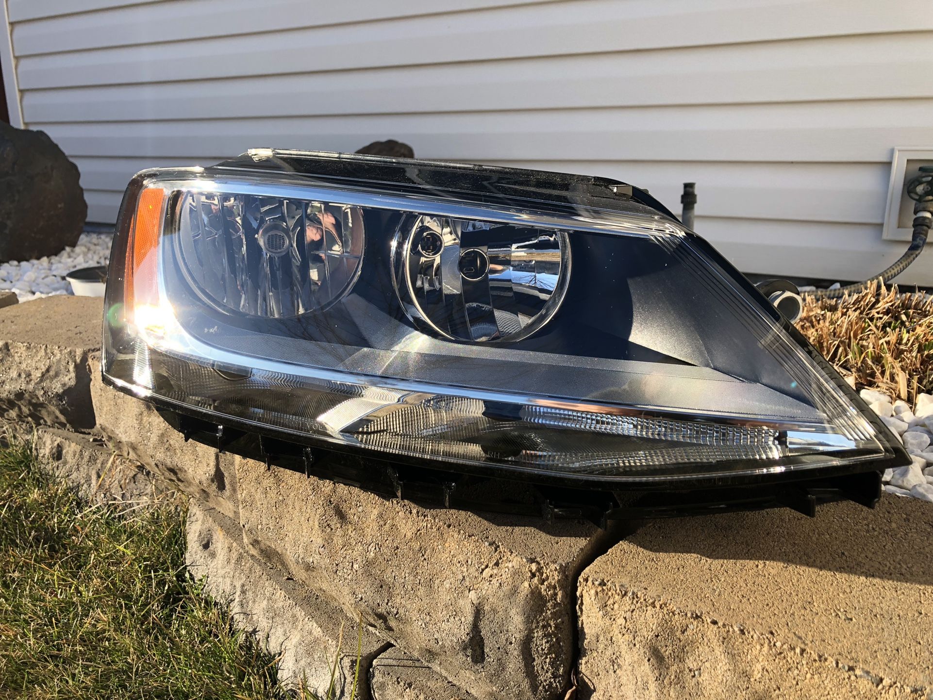 VW Volkswagen Jetta Right Headlight