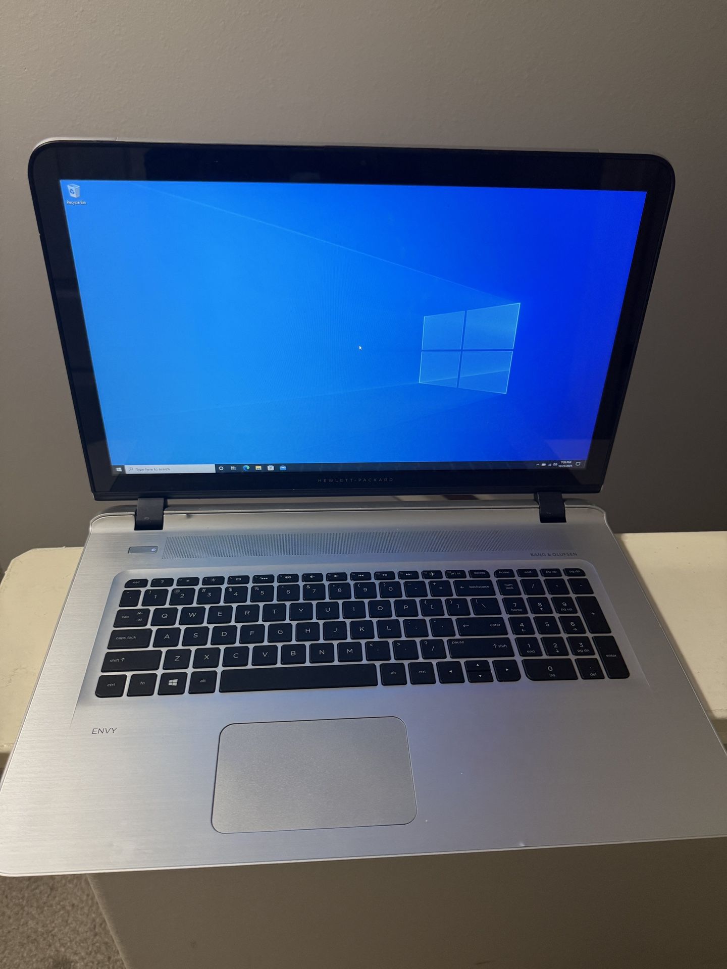 HP Envy 17T-S100 17" Intel i7-7500U 2.7GHz 8GB RAM 480GB SSD FHD NVIDIA-GEFORCE940MX Non Touch