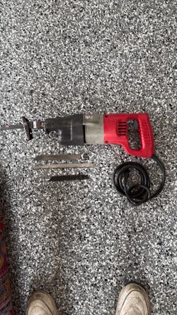 Milwaukee heavy duty sawzall saw with quick disconnect