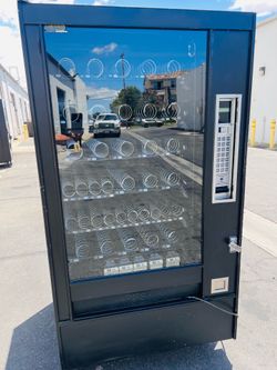 SNACK VENDING MACHINE. CCREADER